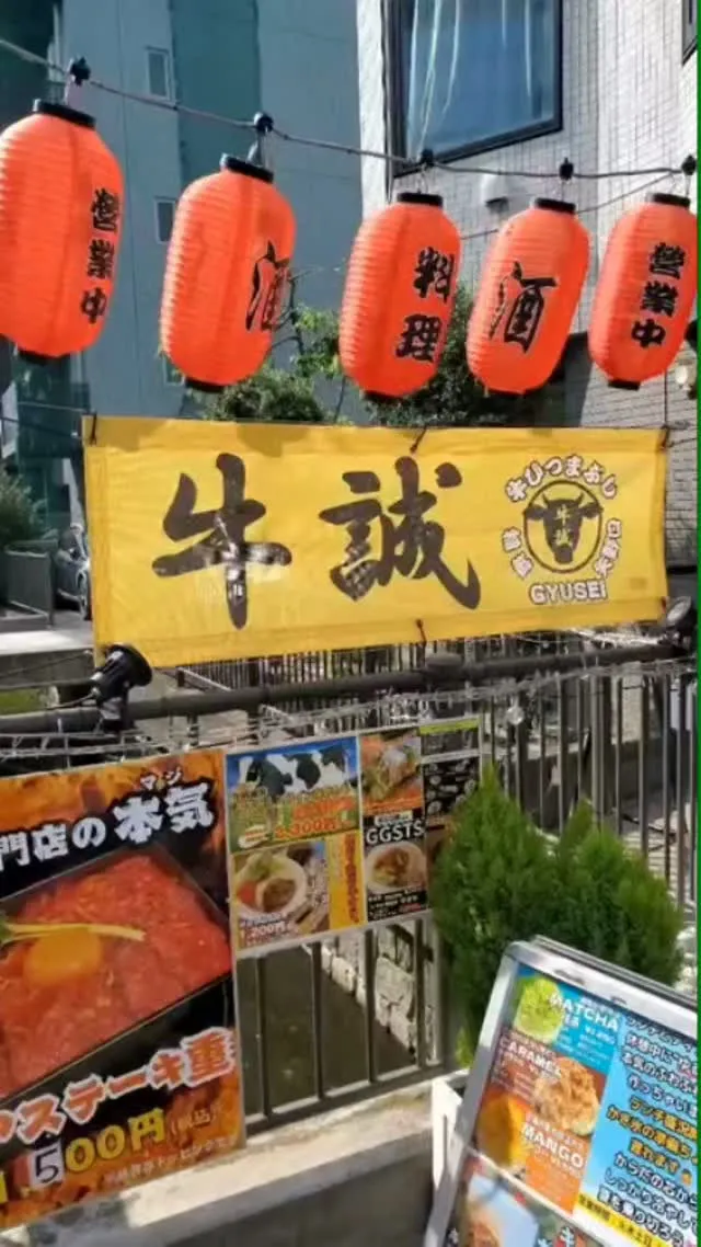 牛誠のランチ↔️ディナーのすき間の僅かな時間だけ、氷削ります...